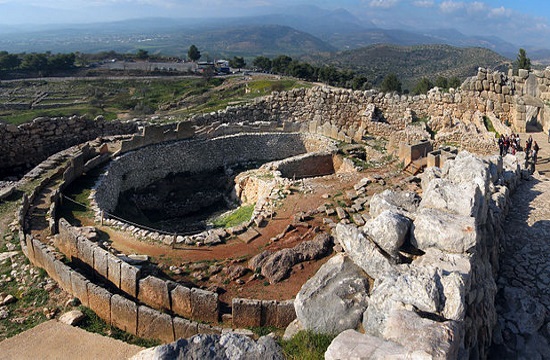 The Grave Circle A, and the main entrance of the citadel (left), at Mycenae Photo Source: Wikimedia Commons Copyright: Andreas Trepte License: CC-BY-SA
