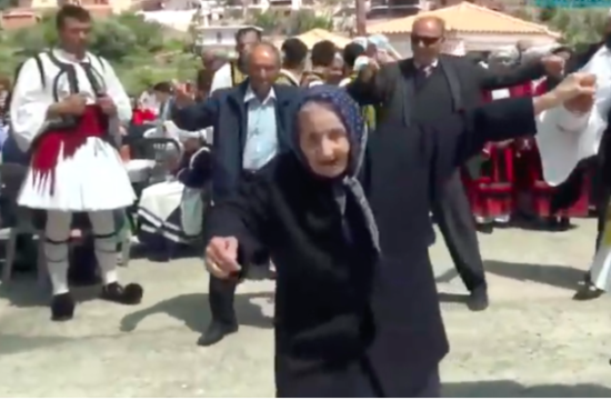 100-year-old Greek yiayia dances amazing Tsamiko in Nafpaktos (video)