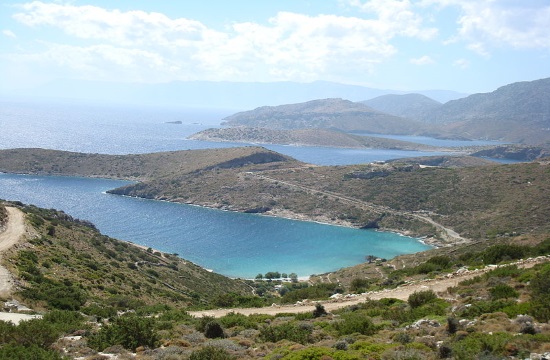 Volunteer hiking team clears Fournoi island's walking trails