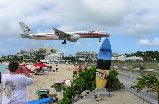 Couple pulls stunt in Saint Martin after woman dies on same beach (video)