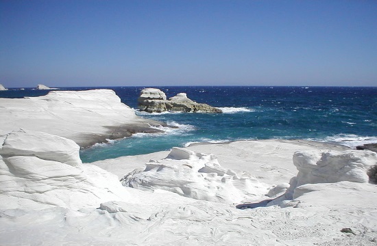 PAO football player Nikals Hult’s partner enjoys Greek vacation on Milos island