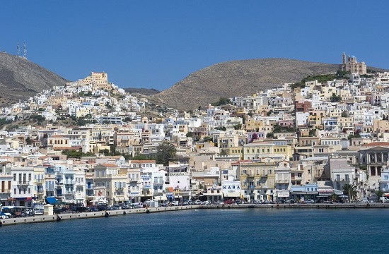 Chamber of Cyclades proposes ferry connection between Rafina port and Syros island