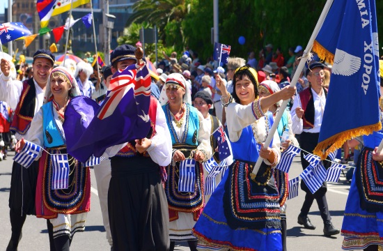 Historian and photographer study Greek immigrants' presence in Australia