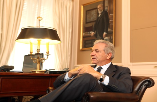 Avramopoulos: “No country is threatened with suspension from Schengen”