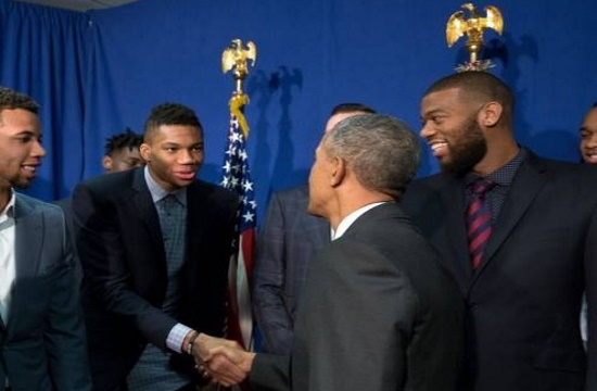 Obama invites Giannis Antetokounmpo in Chicago event (video)