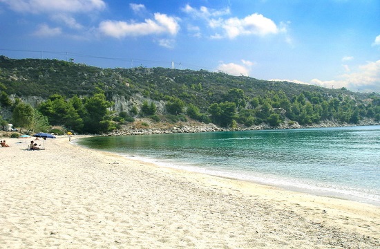 Halkidiki municipality of Kassandra knocks down fence blocking access to sea