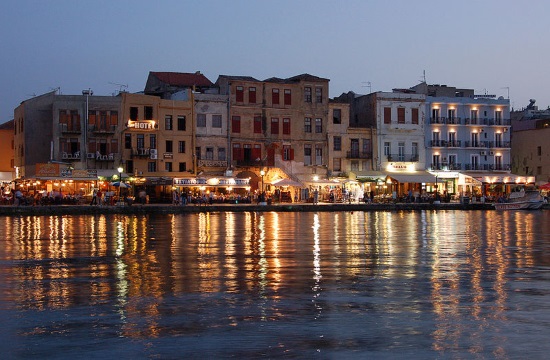 Hundreds of Santas storm Chania for 7th Annual Santa Run (videos)