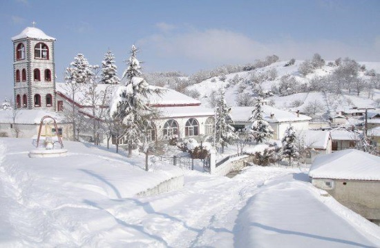 Winter Tourism: Pretty snow turns Greece into a white wonderland