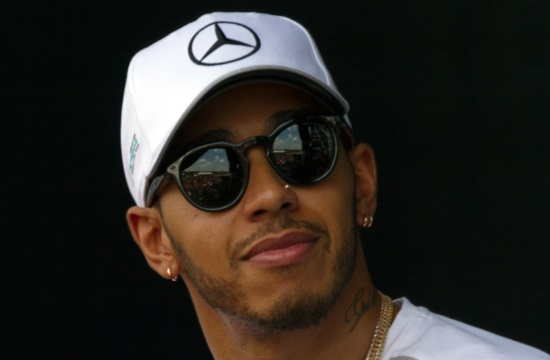 Formula 1 star Lewis Hamilton enjoys Mykonos holidays (video)