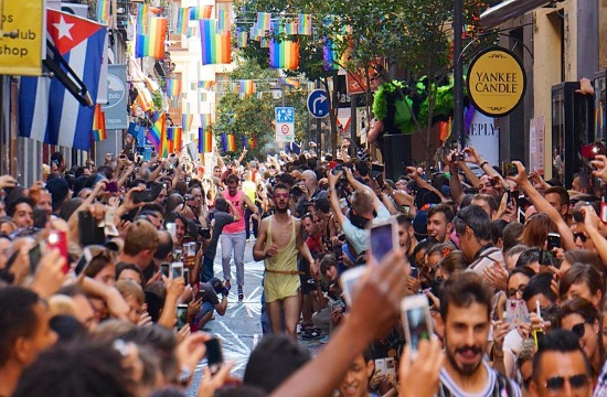 Men’s high heel race in Spain part of gay pride celebrations (video)