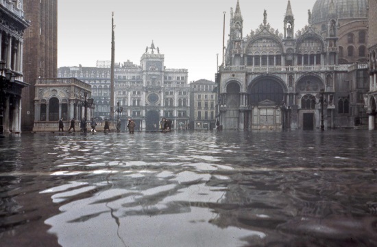 75% of Venice sinks under the water from the heavy rains (video)