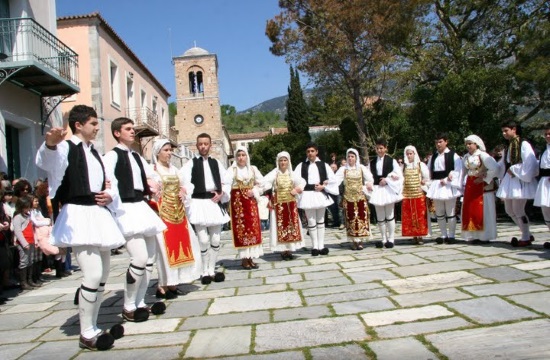 Greek folk dance fan gives Playmobil figures traditional makeover