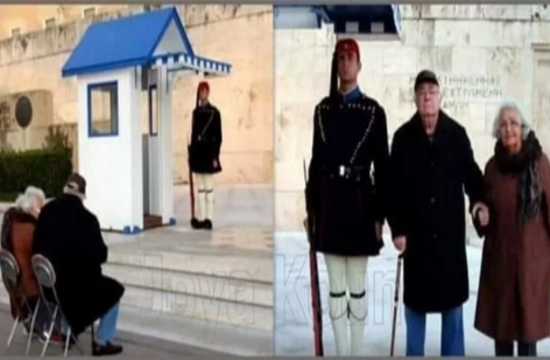 Photos of Greek grandparents watching Evzones grandson in central Athens go viral
