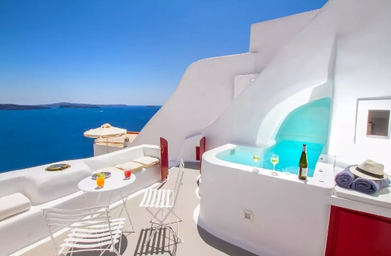 The most popular Greek home in Airbnb platform is in Santorini