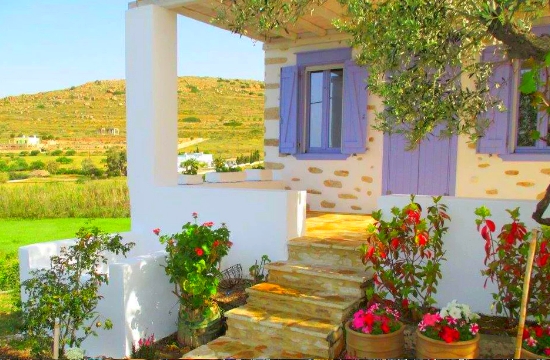 Guardian: 4 Greek small hotels among 10 best in the Mediterranean