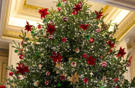 Hotel Grande Bretagne in Athens lights up its Christmas tree (videos)