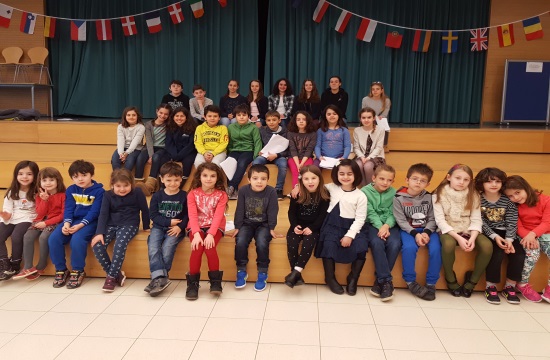 Singer Iro and Diaspora schoolchildren in Greek music Frankfurt concert