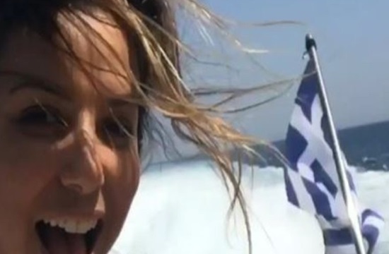 Eva Longoria sails in Greece playing backgammon (videos)