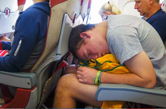 11 tips to sleep better during flights