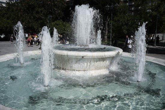 Municipality of Athens: The fountain at Syntagma Square is back in operation
