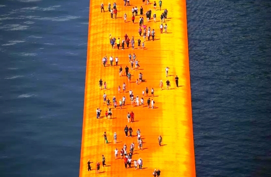 Thousands of tourists "walk on the water" of Lake Iseo in Italy (pics and vids)