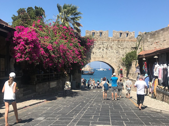 Apostolos Asprakis | Israeli tourists welcomed with treats on Monday in Rhodes