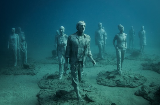 Amazing underwater museum with exhibition of 300 works (video)