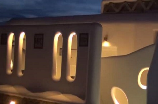 Five-star public toilets on Mykonos island (video)