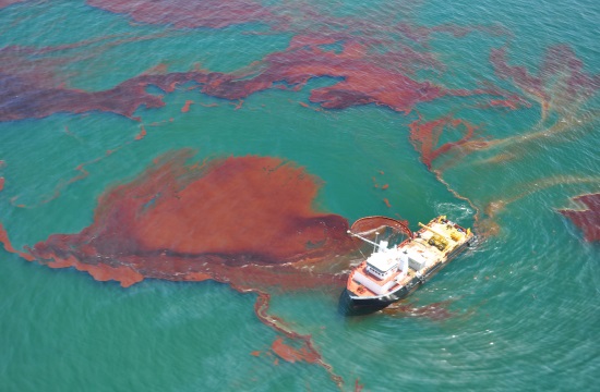 Greek scientists discover revolutionary oil spill cleaning agent