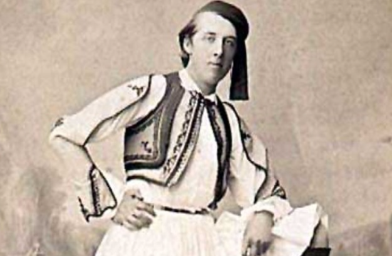 Irish Embassy commemorates Oscar Wilde's birthday with Athens photo in costume