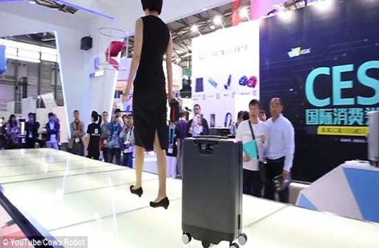 Robot luggage follows you around at the airport (video)