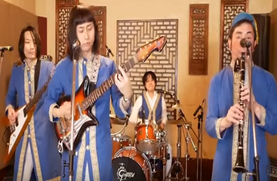 Japanese boy band sings Greek folk tune “Mpikan ta Gidia sto Mantri” (video)