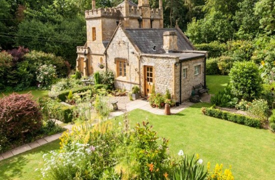 England’s smallest Castle up for sale at less than a London mid-sized flat