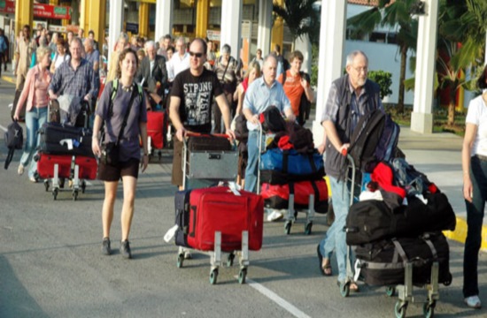 Travel receipts drop by €575 million in Greece between January - October