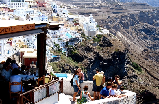 Economist: Instagram overload overwhelms Greek island of Santorini