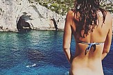 "Cheeky Exploits" new trend on Instagram “visits” Greece