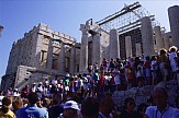 Media report: Worry too many tourists trampling Greece’s archeological sites