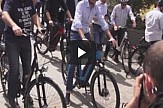 Mayors and minister ride around Athens on World Bicycle Day (video)