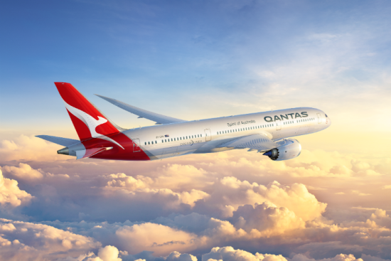 Qantas: Καταργεί τις «ανδρικές» και «γυναικείες» στολές και επιτρέπει στους άντρες αεροσυνοδούς να μακιγιάρονται