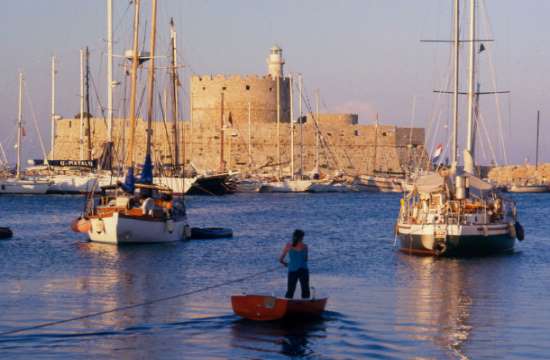 3 άδειες για νέες τουριστικές κατοικίες σε Κρήτη και Ρόδο