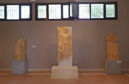 Στην έκθεση του Αρχαιολογικού Μουσείου της Τήνου επιτύμβια στήλη από την ανασκαφή στο Ξώμπουργκο