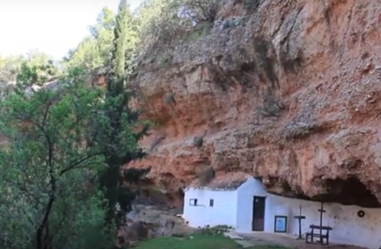 Η μικρή σπηλιά των Διδύμων και το εκκλησάκι που προκαλεί δέος