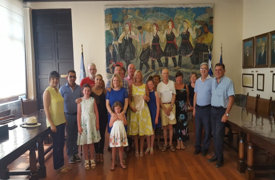 Ο Δήμος Ρόδου τίμησε τουρίστες, που επισκέπτονται το νησί επί δεκαετίες