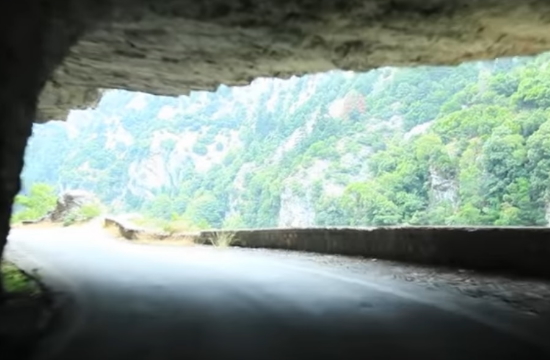 Εντυπωσιακές εικόνες: Ο δρόμος που σε περνάει μέσα… από το βουνό