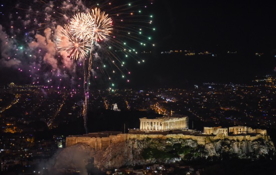 Με λάμψη, συναίσθημα και συμβολισμούς υποδέχθηκε το 2021  στον Λυκαβηττό ο Δήμος Αθηναίων