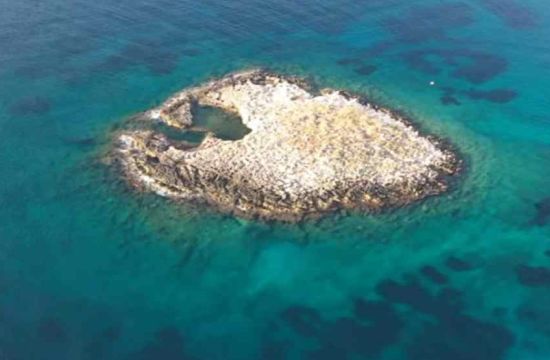 Το άγνωστο μικρό νησί της Αττικής με την φυσική πισίνα