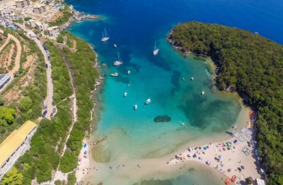 Πέντε ελληνικές παραλίες στη στεριά αλλά σαν σε νησί