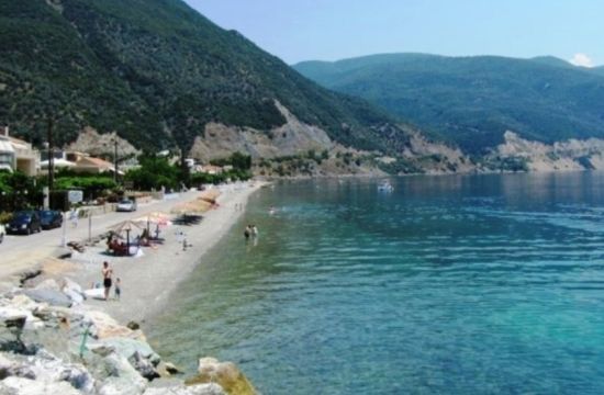 Η όμορφη ελληνική παραλία που έχει μόνιμα ζεστά νερά