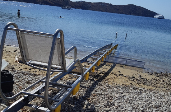 Σέριφος: Σε λειτουργία το σύστημα πρόσβασης ΑμεΑ στην παραλία Αυλόμωνα