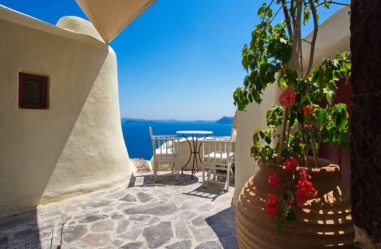 Airbnb | Ρεκόρ διανυκτερεύσεων και τιμών στην Ελλάδα τον εφετινό καυτό Ιούλιο - Η Β. Ευρώπη δημοφιλής το φθινόπωρο